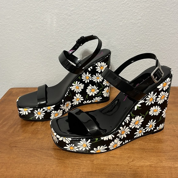 NWOT Betsey Johnson Daisy Print Wedge Sandals - Picture 2 of 8